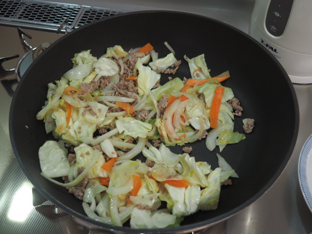 野菜とひき肉を炒める